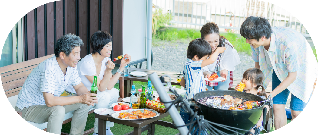 休日は三世代家族揃ってお庭でバーベキュー_イメージ
