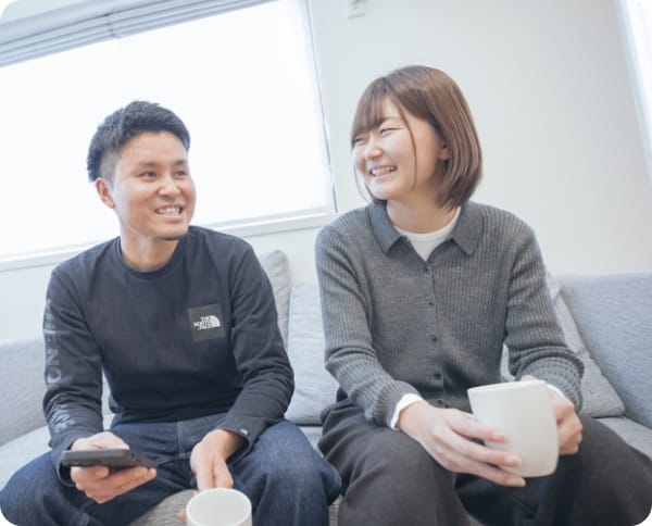 住まい探しで重視したポイントについて話してるW様ご夫婦