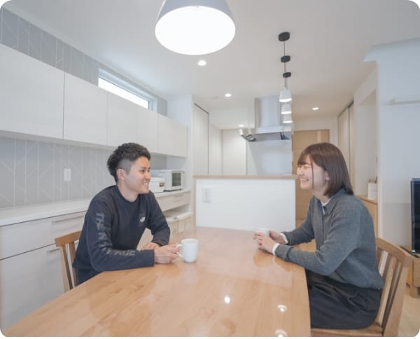 通勤や普段の買い物について話してるW様ご夫婦
