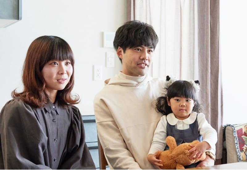 住まい探しで重視したポイントについて話してるH様ご夫婦
