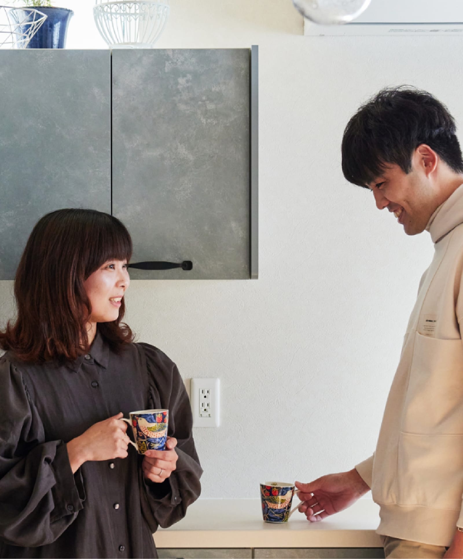 住み心地について話してるH様ご夫婦