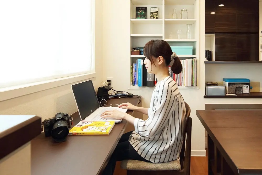 ダイニング横にカウンターを設置。調べ物や書類の整理などに便利です。