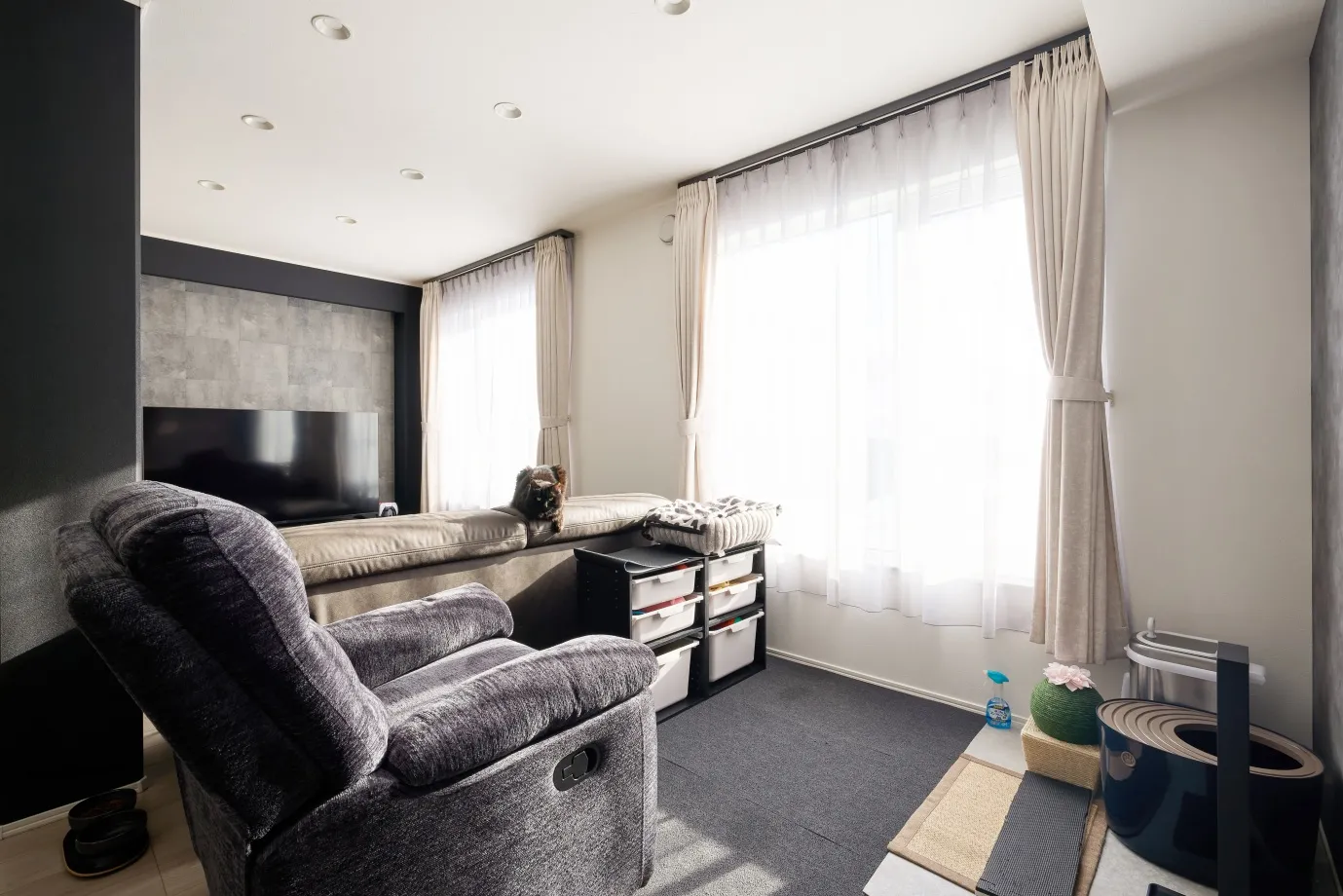 ソファの裏側にはお子様のおもちゃ収納と猫ちゃんゾーンも