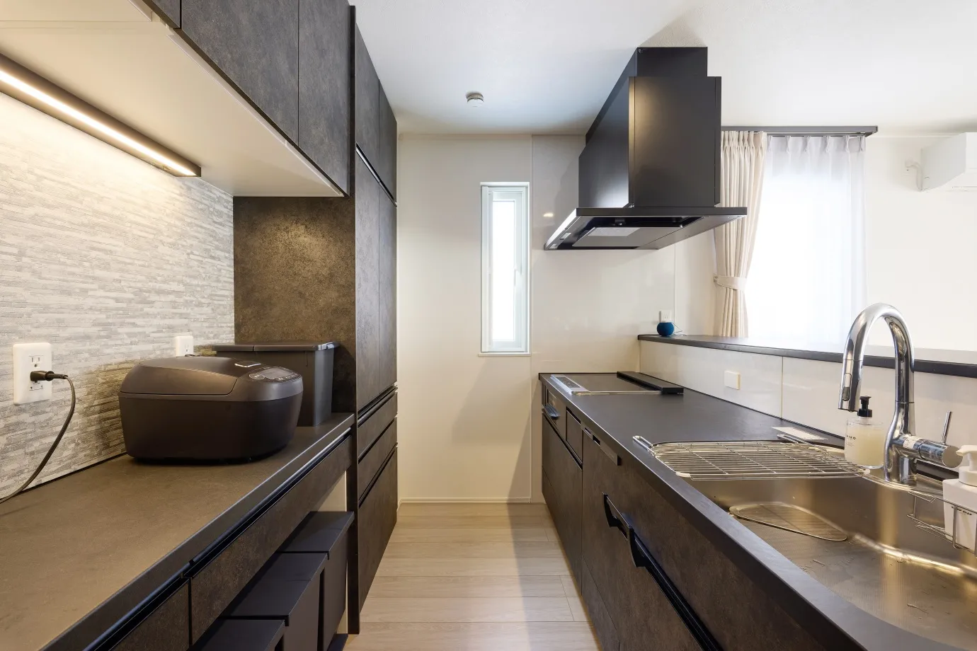 手元を隠して、ゆったりと家事ができるキッチン