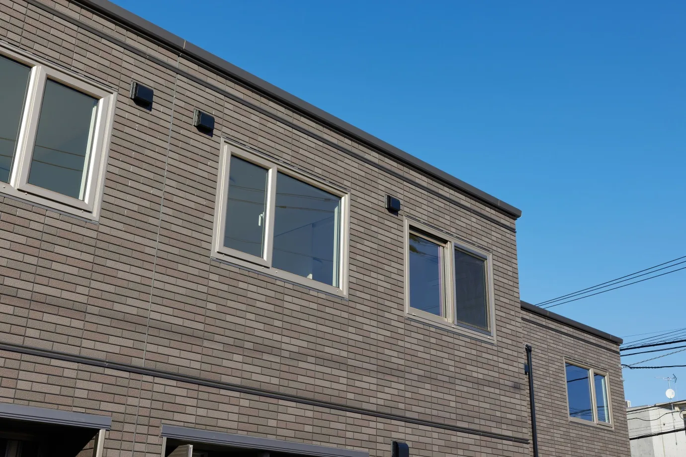 先を見据えてメンテナンス負担が少なく、耐久性の高いタイル外壁に