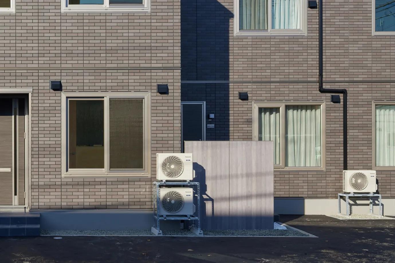 入居者様と動線が重ならないよう配慮した玄関前ウォール