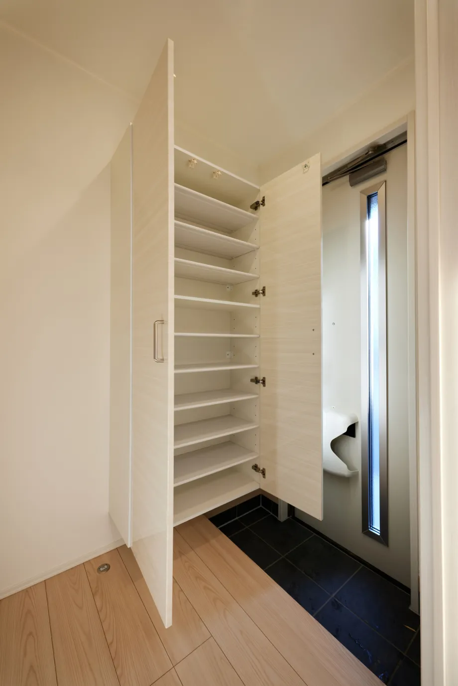 ウォークインクローゼットや靴箱など適所適量の収納スペース