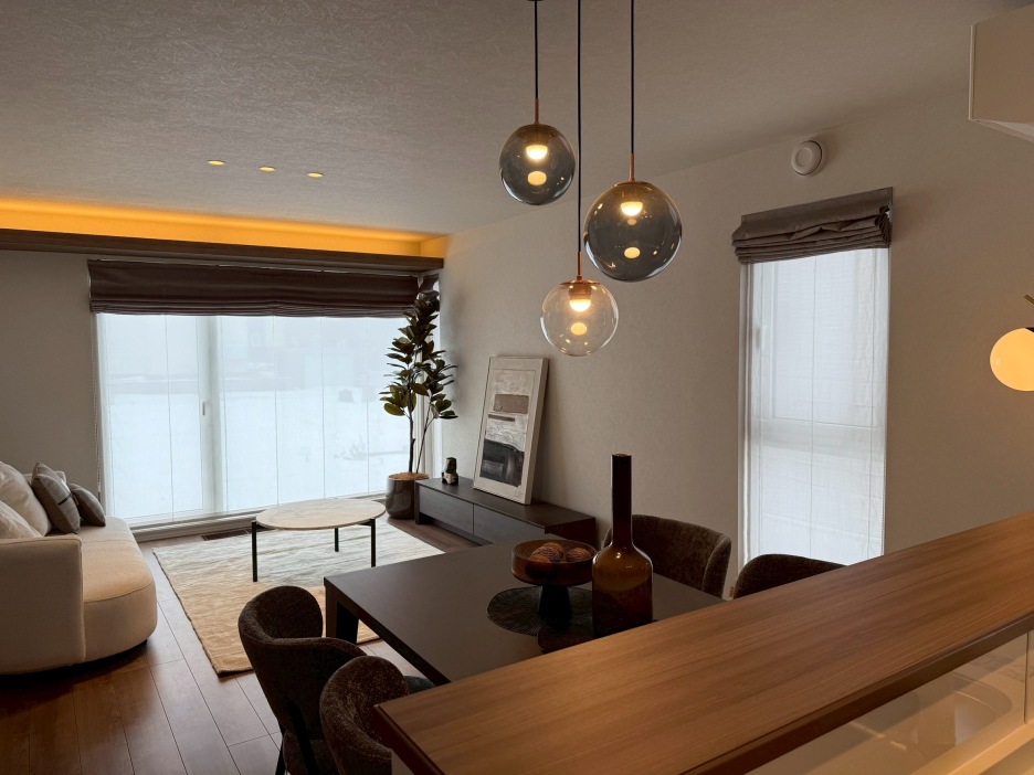 スマートハイムプレイス野幌住吉町モデルハウスNo.2_キッチンから見たリビングダイニング