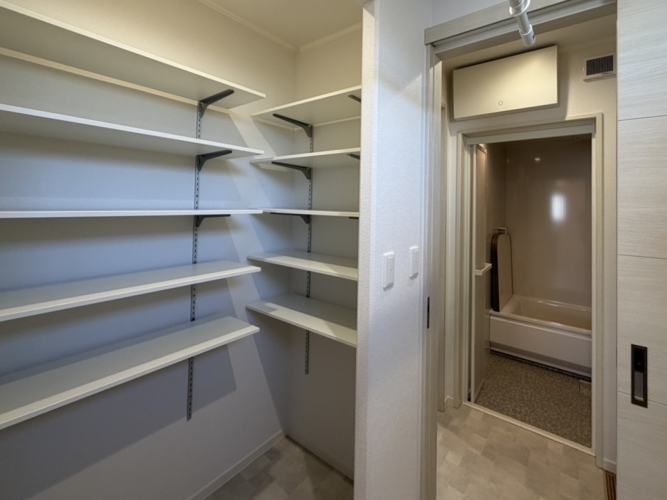 スマートハイムプレイス大空モデルハウスNo.1_サニタリー内WIC